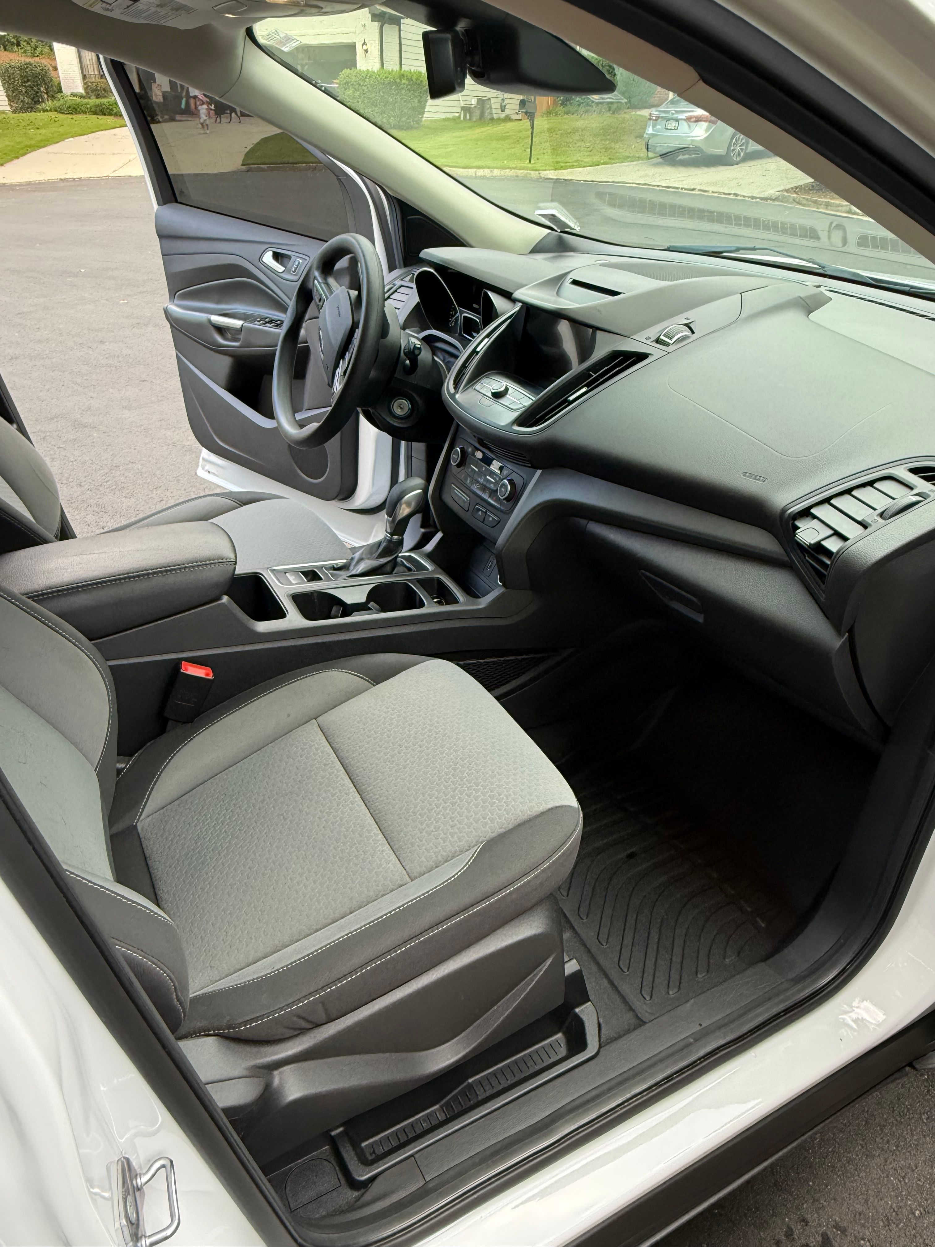 Used 2018 Ford Escape SE w/ Ford Safe & Smart Package FWD image 8