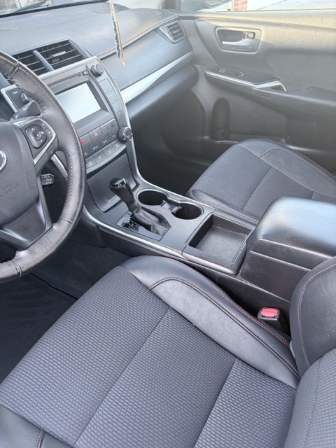 Used 2017 Toyota Camry SE w/ Moonroof Package FWD image 1