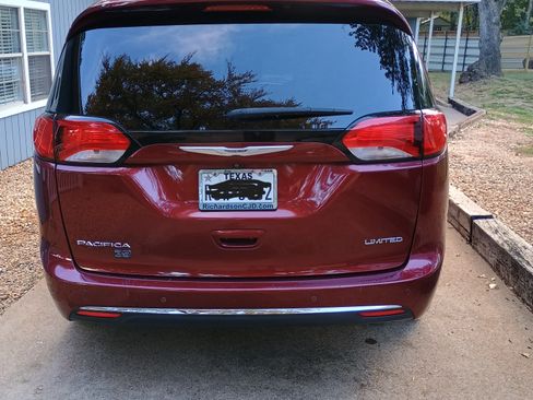 Used 2019 Chrysler Pacifica Limited w/ Advanced Safetytec Group image 2