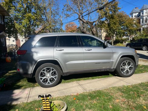 Used 2018 Jeep Grand Cherokee Limited image 12