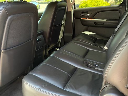 Used 2011 Chevrolet Suburban LT w/ Luxury Package AWD/4WD image 9