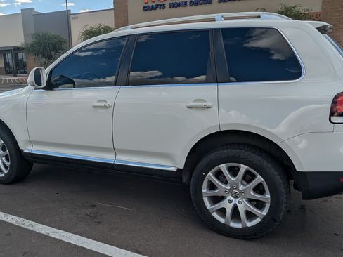 Used 2010 Volkswagen Touareg TDI image 8