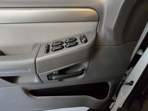 Used 2005 Ford Explorer Sport XLT image 13