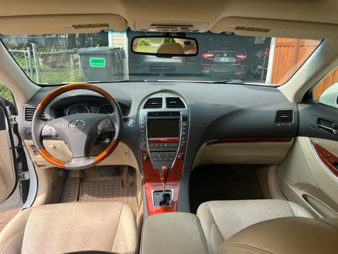 Used 2010 Lexus ES 350 w/ Preferred Accessory Package FWD image 9