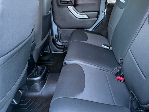 Used 2015 Jeep Wrangler Unlimited Sahara w/ Connectivity Group image 9