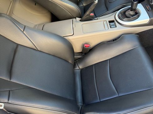 Used 2006 Nissan 350Z Touring w/ (N93) Cargo Convenience Pkg image 10