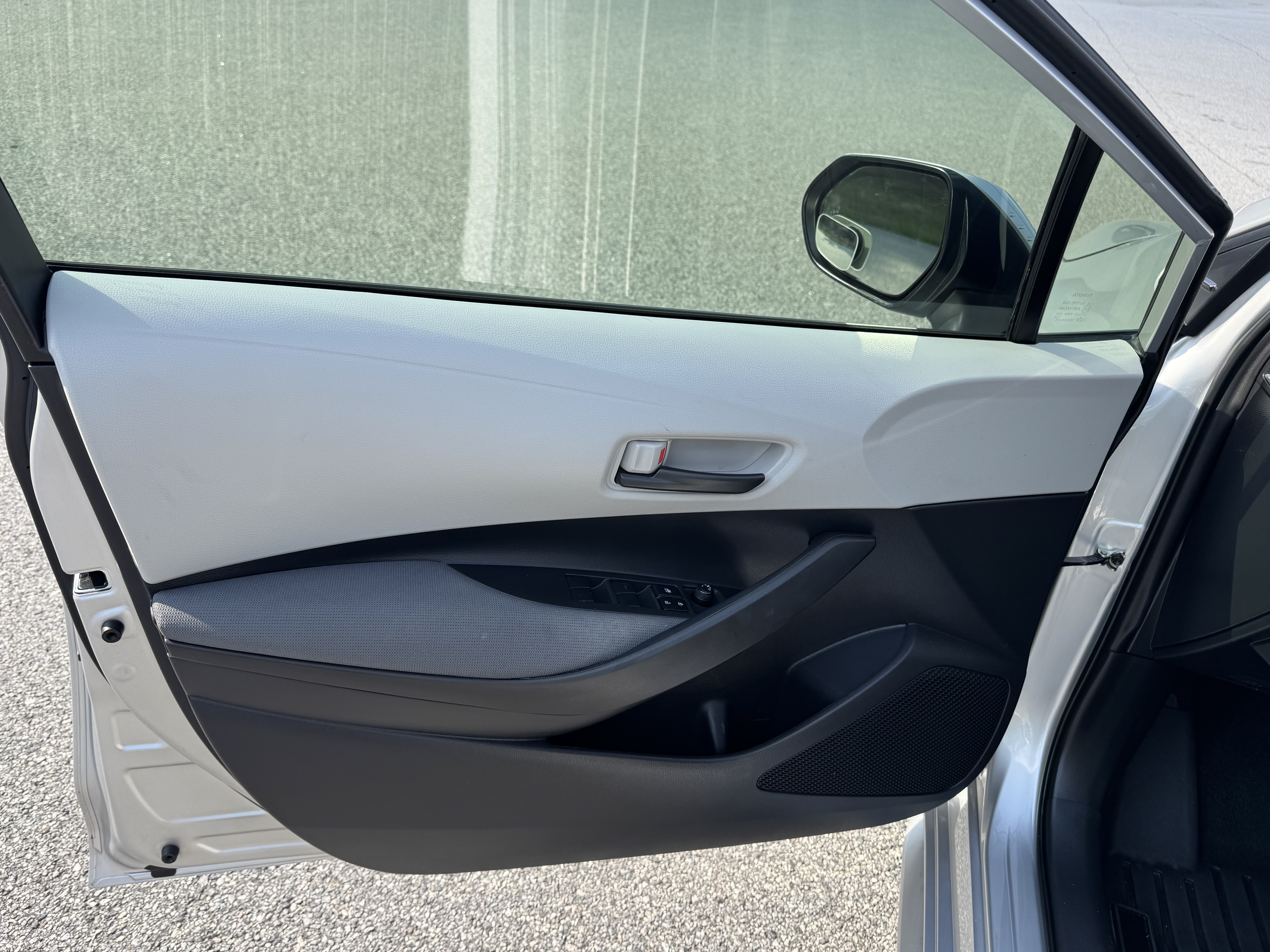 Used 2022 Toyota Corolla LE FWD image 12