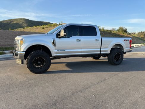 Used 2017 Ford F250 Lariat w/ Lariat Ultimate Package image 4