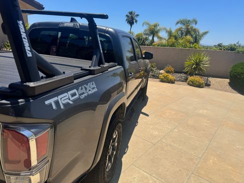 Used 2022 Toyota Tacoma TRD Off-Road w/ Technology Package AWD/4WD image 12