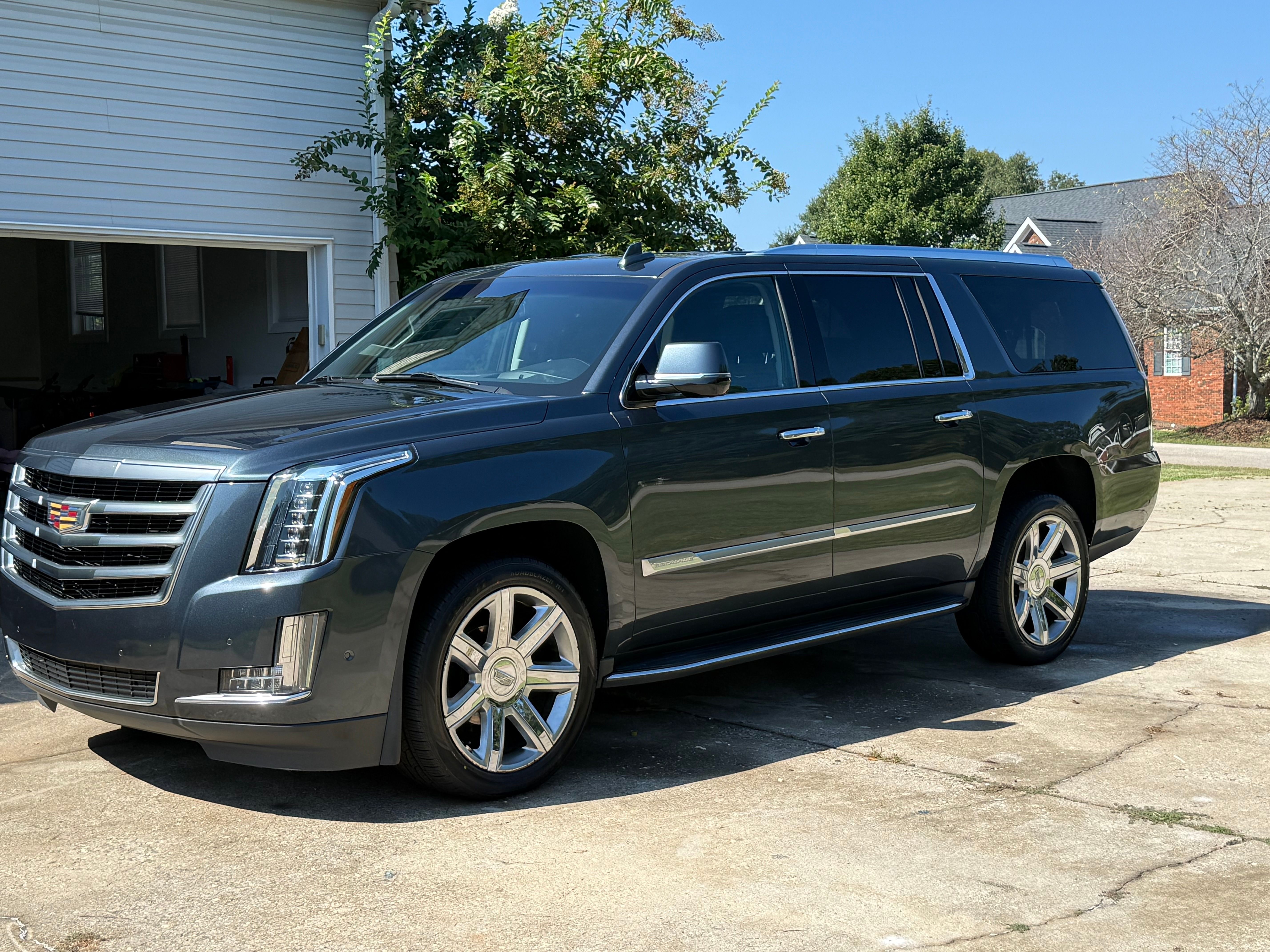 Used 2019 Cadillac Escalade ESV Luxury AWD/4WD image 6