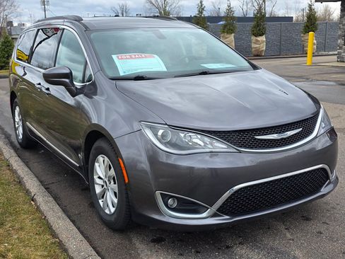 Used 2017 Chrysler Pacifica Touring-L image 4