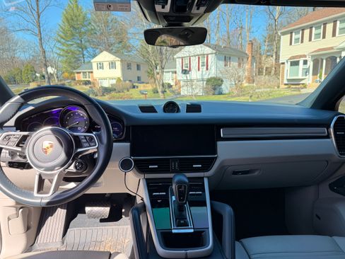 Used 2022 Porsche Cayenne Platinum Edition image 10