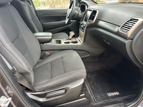 Used 2017 Jeep Grand Cherokee Laredo w/ Quick Order Package 23E image 13