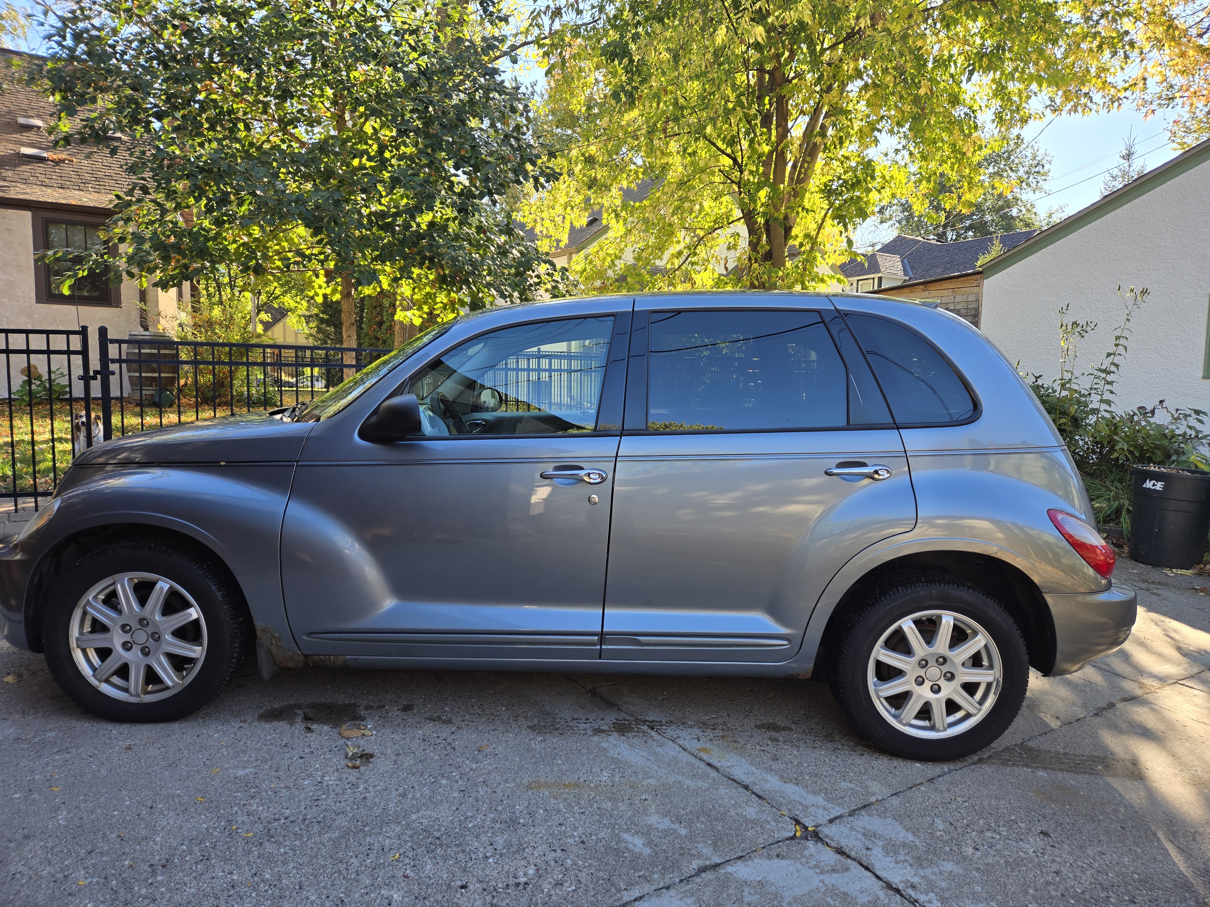 Used 2009 Chrysler PT Cruiser Touring FWD image 1