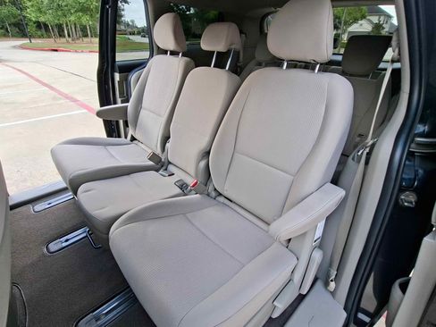 Used 2019 Kia Sedona LX image 22