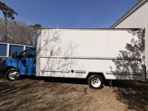 Used 2015 GMC Savana 3500 Van Cab-Chassis 2D image 17