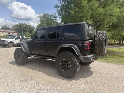 Used 2025 Jeep Wrangler Unlimited Rubicon AWD/4WD image 8