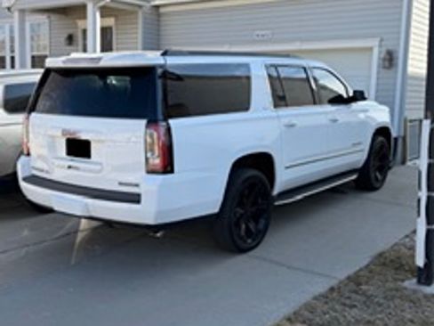 Used 2020 GMC Yukon XL SLT w/ Premium Edition image 4