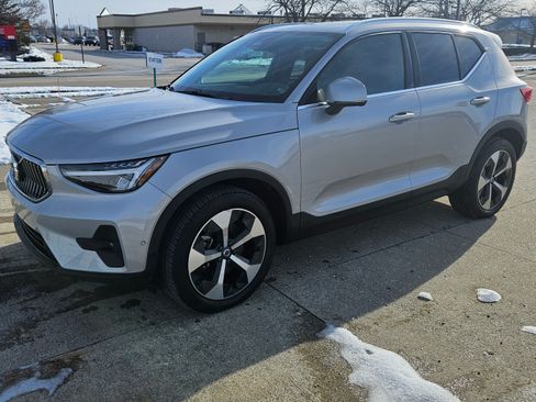 Used 2025 Volvo XC40 B5 Plus image 1
