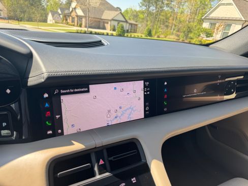 Used 2022 Porsche Taycan image 9