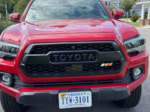 Used 2022 Toyota Tacoma TRD Off-Road w/ Technology Package AWD/4WD image 2