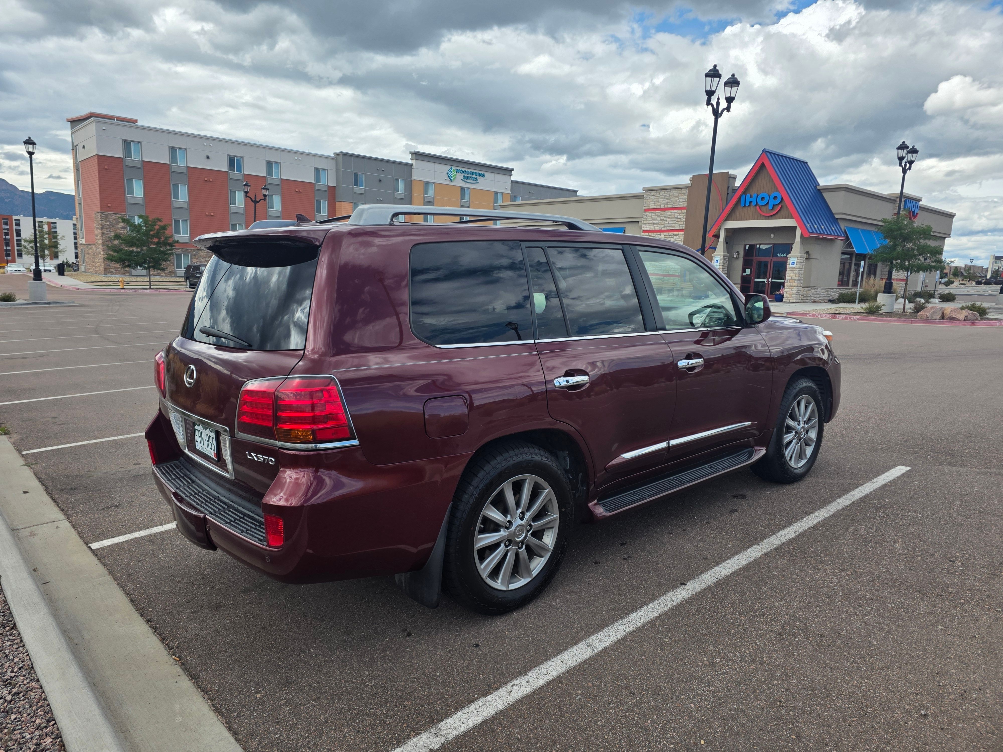 Used 2011 Lexus LX 570 4WD w/ Luxury Pkg image 8
