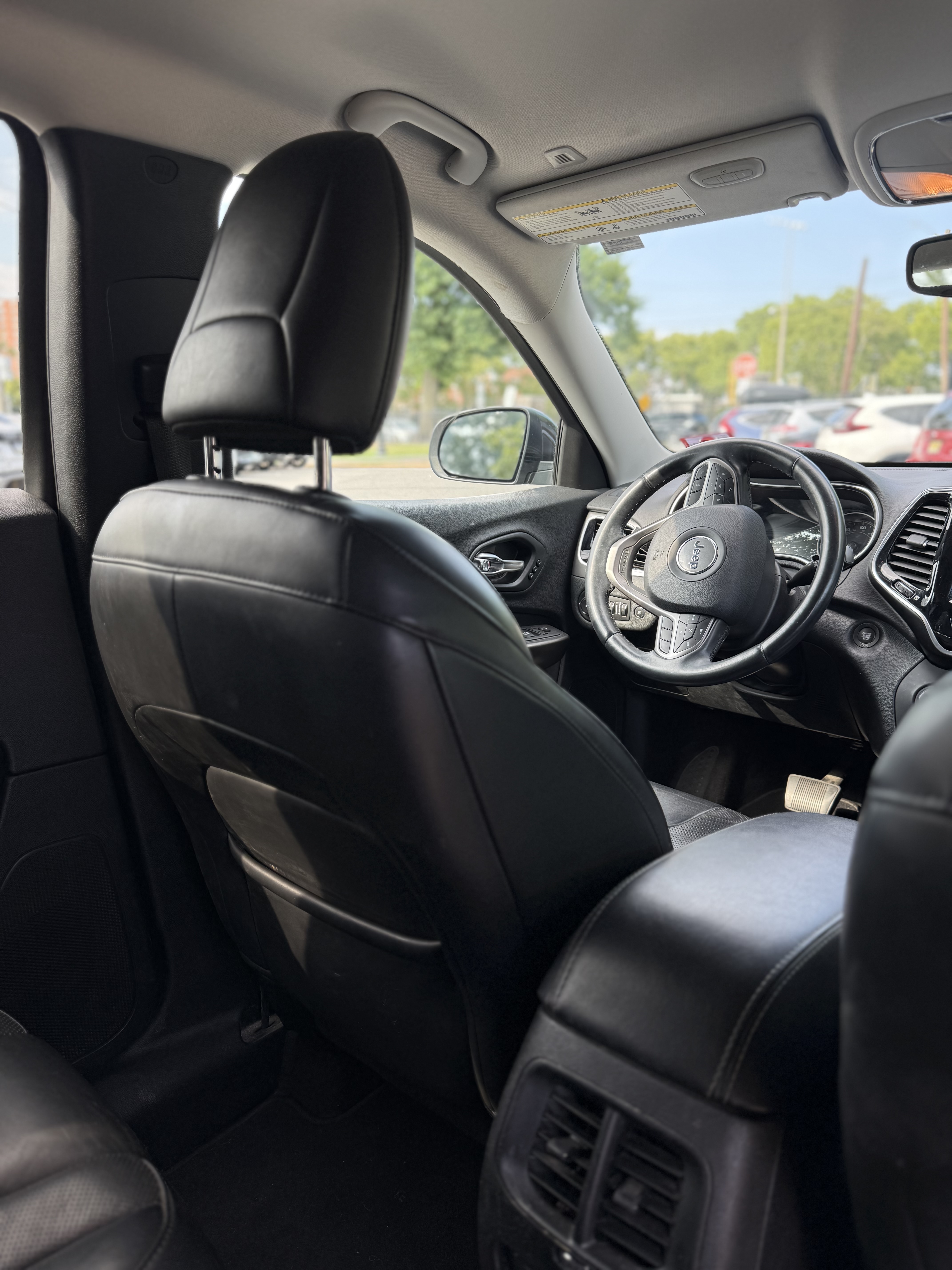 Used 2019 Jeep Cherokee Limited AWD/4WD image 12