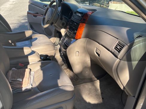 Used 2010 Toyota Sienna XLE Limited image 23