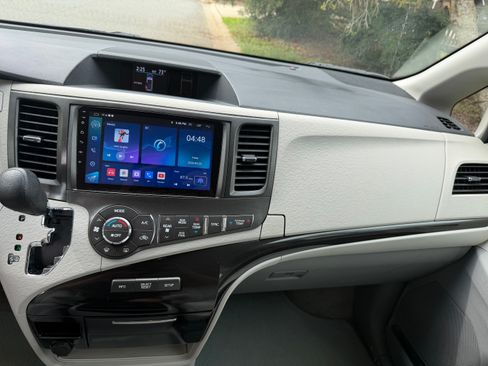 Used 2013 Toyota Sienna LE image 5