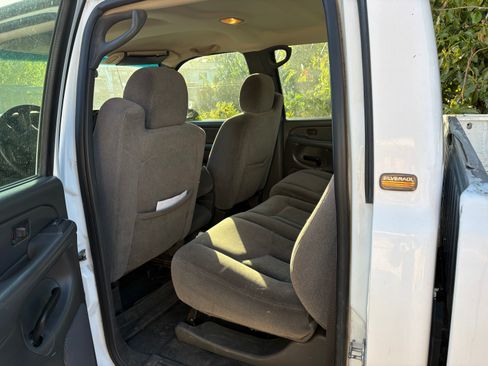 Used 2005 Chevrolet Silverado 2500 W/T w/ Skid Plate Package AWD/4WD image 4