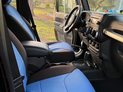 Used 2017 Jeep Wrangler Unlimited Sahara w/ Connectivity Group image 6