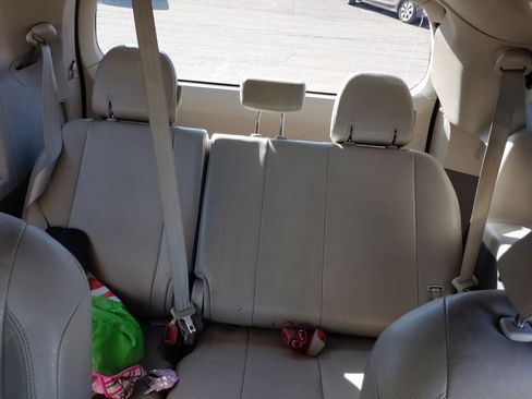 Used 2013 Toyota Sienna XLE image 9