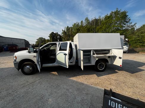 Used 2024 RAM 3500 Tradesman w/ Chrome Appearance Group RWD image 17