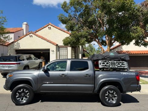 Used 2019 Toyota Tacoma TRD Off-Road w/ Technology Package image 2