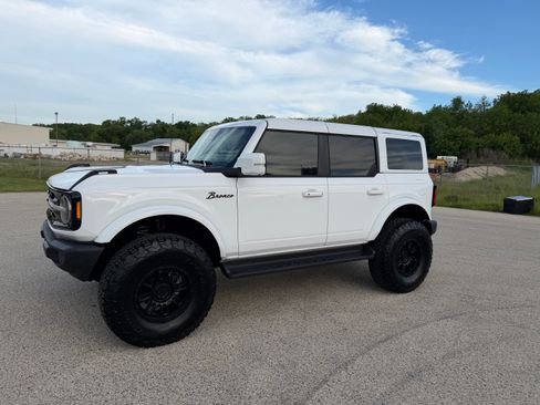 Used 2025 Ford Bronco Outer Banks AWD/4WD image 2
