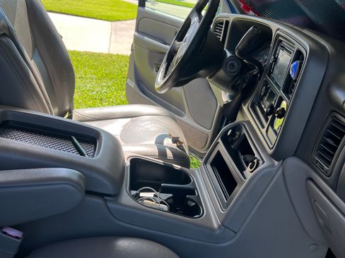 Used 2005 GMC Yukon XL SLT w/ SLT Preferred Equipment Group RWD image 8
