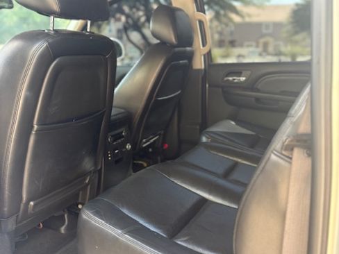 Used 2010 Cadillac Escalade EXT Premium image 10