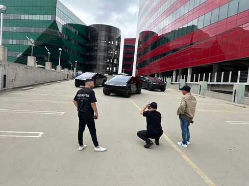 Used 2024 Tesla Cybertruck AWD Crew Cab image 2