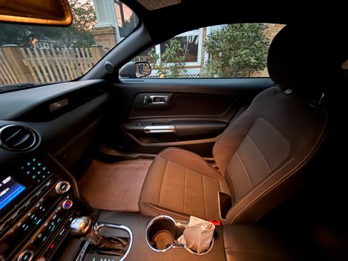 Used 2017 Ford Mustang Coupe image 5