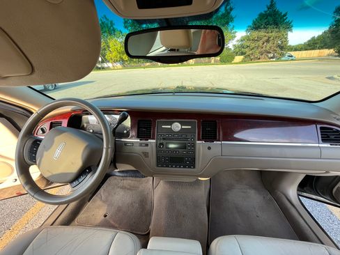 Used 2005 Lincoln Town Car Signature RWD image 11