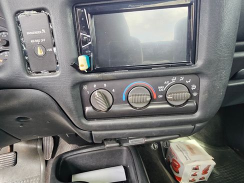 Used 2002 GMC Sonoma SLS w/ Marketing Option Pkg image 9