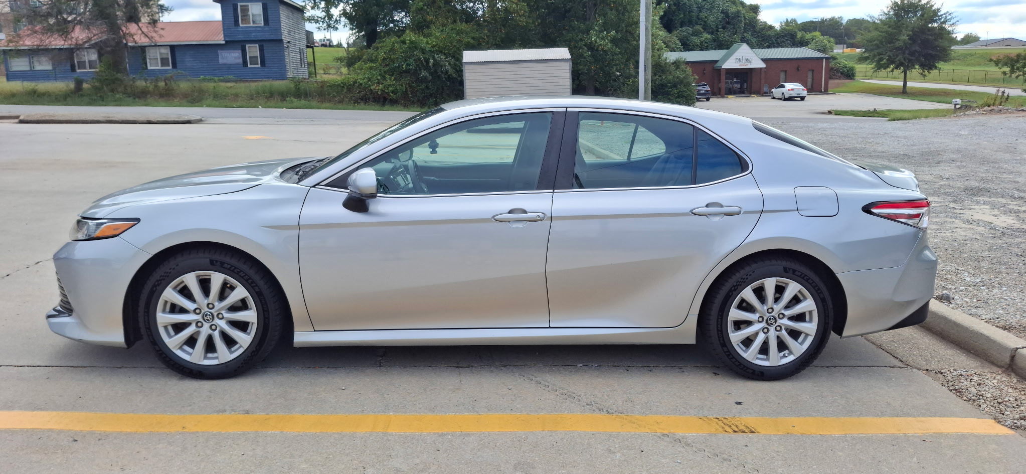 Used 2018 Toyota Camry LE FWD image 1