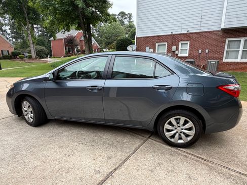 Used 2015 Toyota Corolla LE FWD image 2