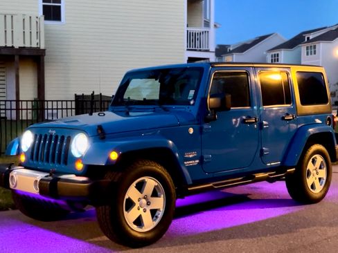 Used 2011 Jeep Wrangler Unlimited Sahara w/ Connectivity Group image 28