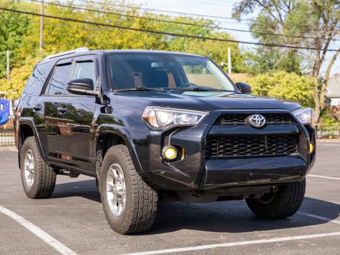 Used 2017 Toyota 4Runner SR5 image 2