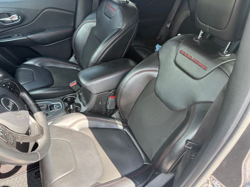 Used 2019 Jeep Cherokee Trailhawk image 11