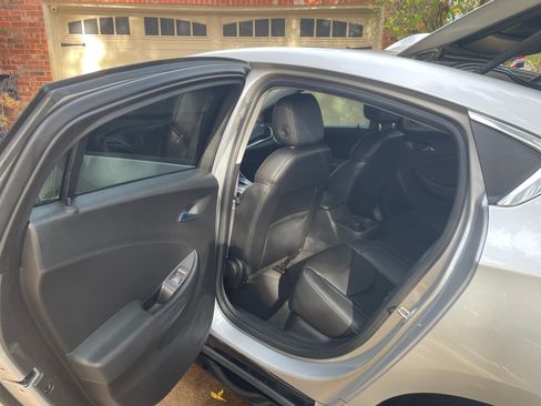 Used 2017 Chevrolet Volt LT w/ Comfort Package image 8