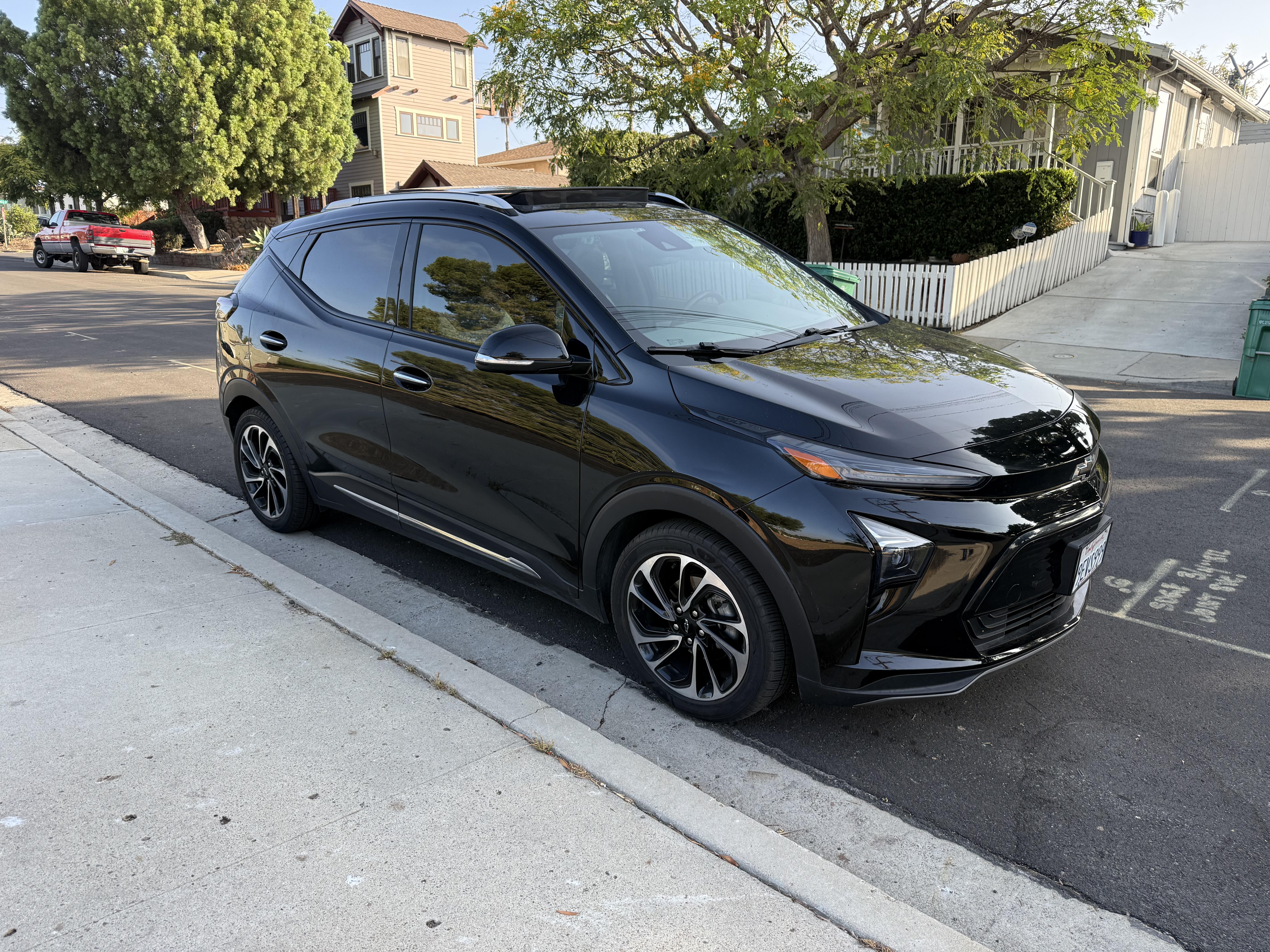 Used 2023 Chevrolet Bolt EUV Premier w/ Sun & Sound Package FWD image 5
