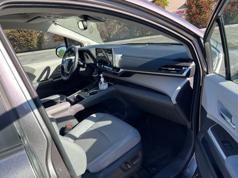 Used 2023 Toyota Sienna Limited image 31