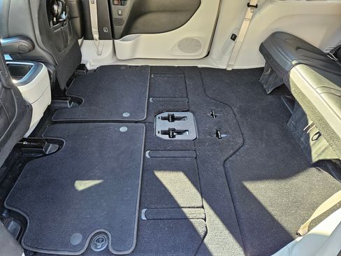 Used 2017 Chrysler Pacifica Touring-L Plus image 27